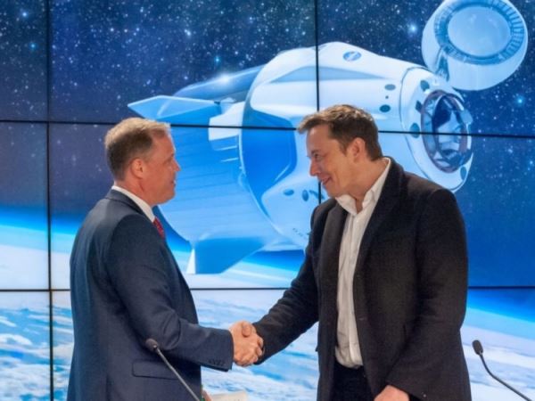Илон Маск хотел бы слетать на «Драконе». А еще, построить лунную базу вместе с NASA