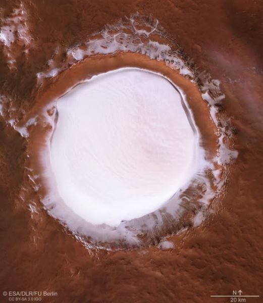 <br />
Астрономы представили снимки "снежного озера" на Марсе<br />
