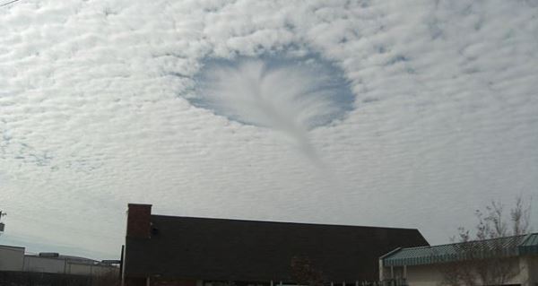В штате Вашингтон НЛО проделали в облаках две большие дыры 