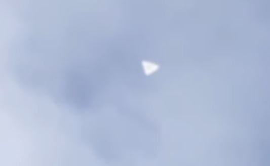 В Амстердаме треугольный НЛО парил в небе и внезапно улетел с большой скоростью 