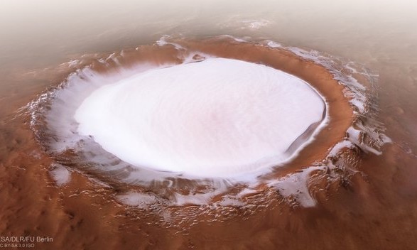 <br />
Астрономы представили снимки "снежного озера" на Марсе<br />
