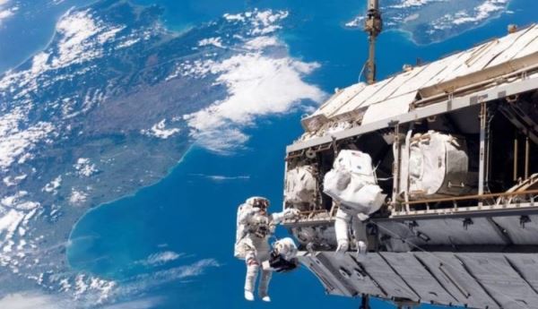NASA готовится к выходу в открытый космос, состоящему только из женщин