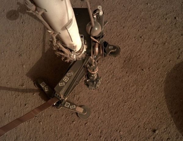 Инженеры NASA до сих пор не выяснили, почему бур марсианского модуля InSight застрял