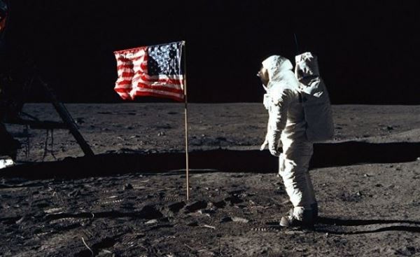 Американцев решили отправить на Луну любой ценой