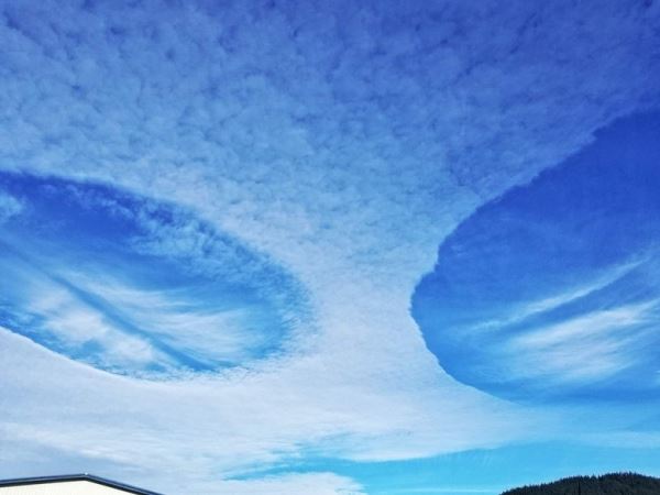 В штате Вашингтон НЛО проделали в облаках две большие дыры 