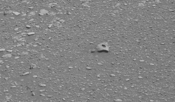 На новом фото с Марса увидели металлическую деталь 