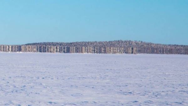 Странный мираж или что-то иное засняли на озере финские пограничники 